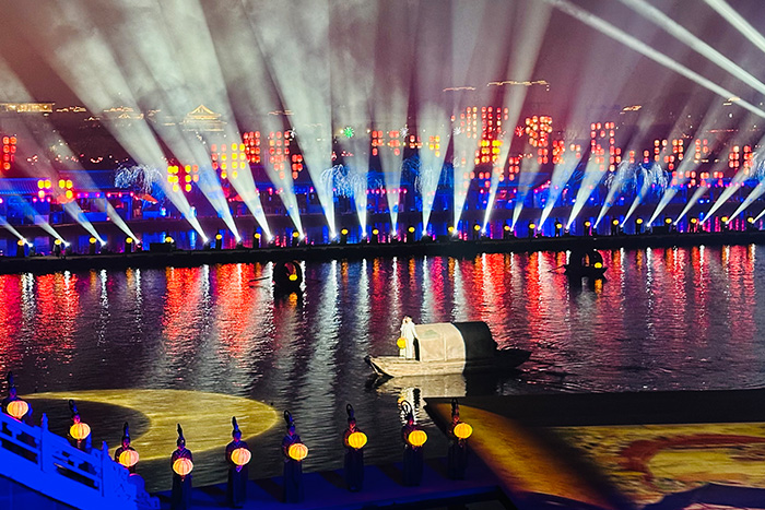 景區(qū)夜游鄧秀